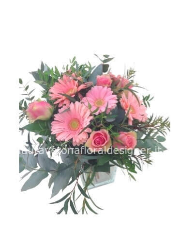 Bouquet con gerbere e rose colore rosa. 