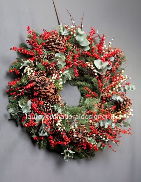 Coroncina natalizia con abete, bacche e decori.